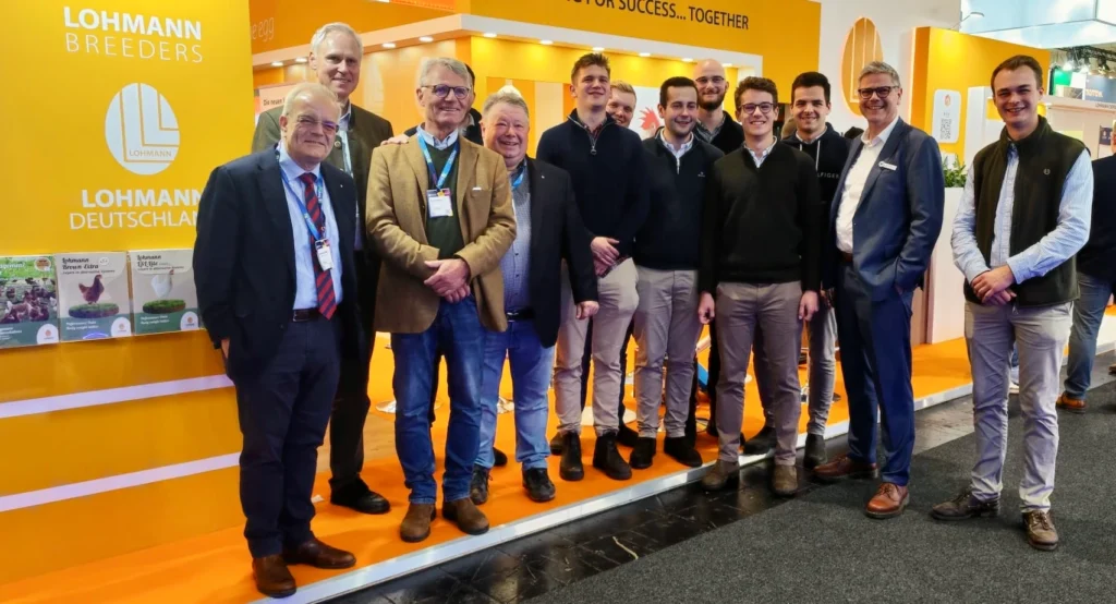 Foto: Besuchergruppe mit Geschäftsführer Hans Rühmling auf der EuroTier (Copyright: Geflügelvermehrung Friedrichsruh)